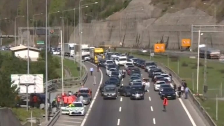 Bolu Dağı Tünelinin Ankara istikametinde trafik durdu