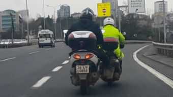 D-100’de tehlikeli yolculuk! Bozulan motosiklete bacağıyla destek verdi