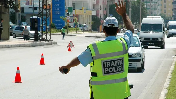Polisten kaçarken yere fırlattığı poşetten esrar çıktı