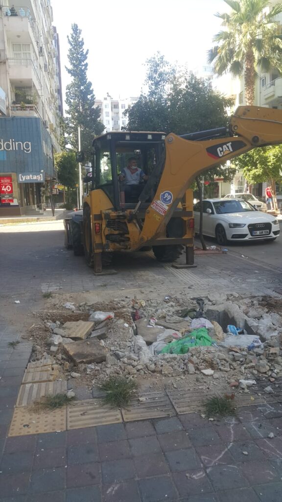 Yeraltına alınan çöp konteynırları koku sebebiyle sökülüyor