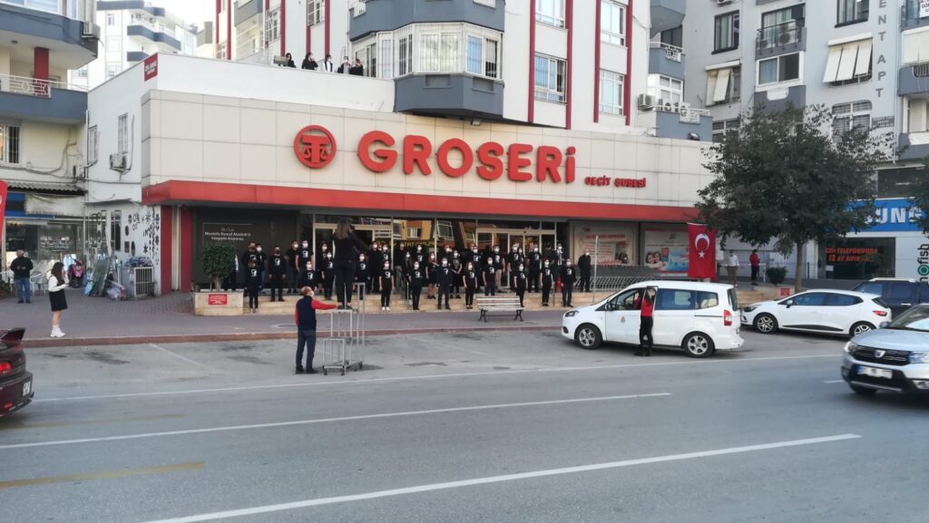 Atatürk’ün anısına saat 09.05’te Groseri’de hayat durdu!