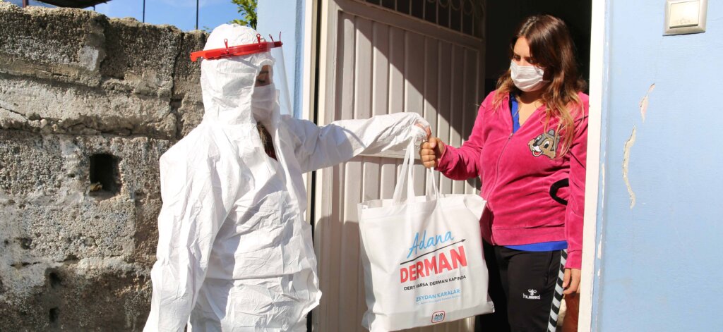 Büyükşehir, koronavirüs şartlarında zor günler geçiren halkın üzerinden elini çekmiyor