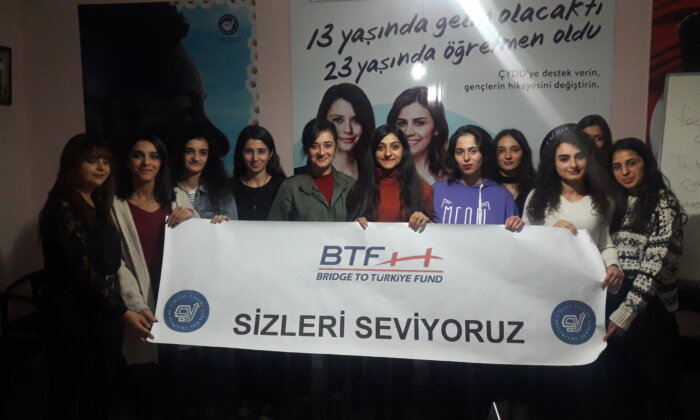 ÇYDD öğrencilerine önce burs, şimdi bilgisayar ve tablet