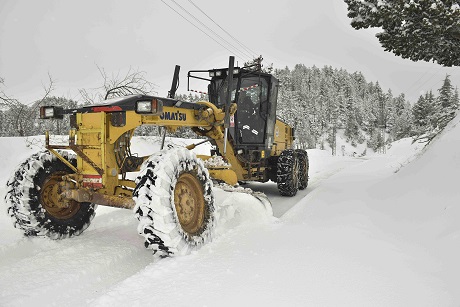 Adana’da karla mücadele aralıksız sürüyor