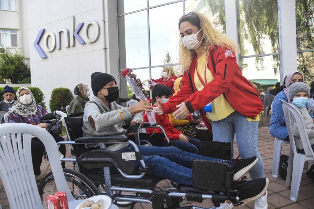 Büyükşehir Derman ekipleri, hastalara moral için seferber oldu