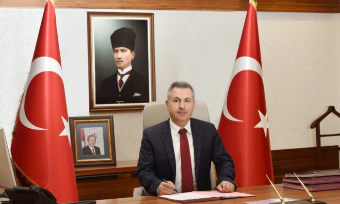Vali Elban: Balkonlarımızı al bayrağımızla donatalım