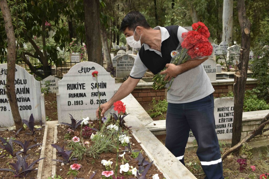 Bu dünyadan göçüp gitmiş annelerin mezarlarına Büyükşehir’den çiçek