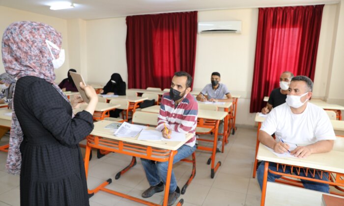 Yüreğir Belediyesi’nden yabancılara Türkçe kursu