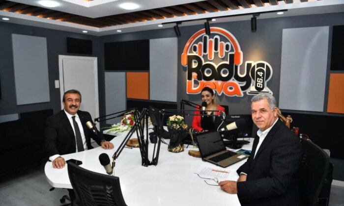 Rezilliğin zirvesi… Soner Çetin’den canlı yayında iğrenç ifadeler: Başını mı tutmuş?