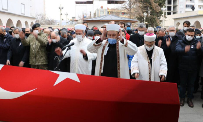 Şehit Piyade Teğmen Murat Alyakut’un cenaze namazını imam ağabeyi kıldırdı