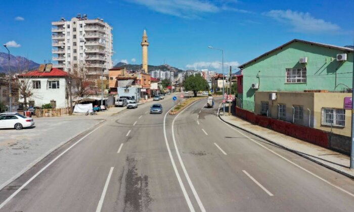 Kozan’da bir yandan yollar asfaltlanıyor, bir yandan camilere minare inşa ediliyor