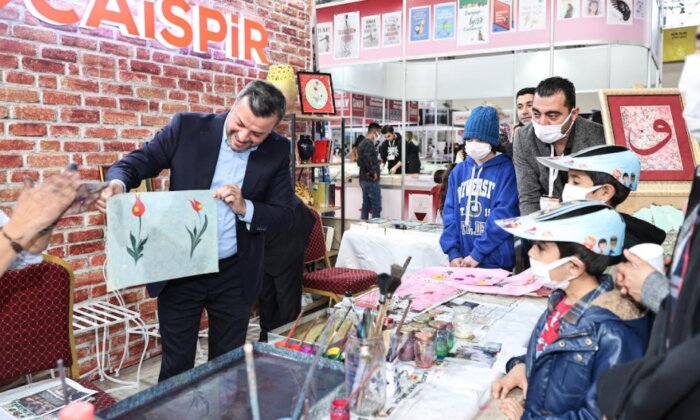 Başkan Kocaispir, Kitap Fuarı’nda Lale figürlü ebru yaptı!
