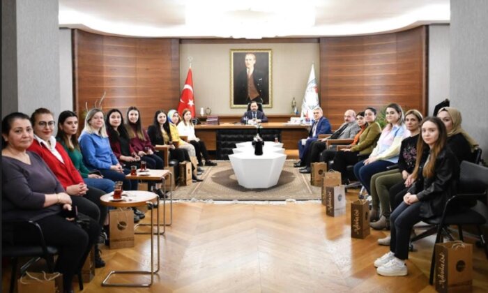 Başkan Uludağ’dan kadın çalışanlarına jest
