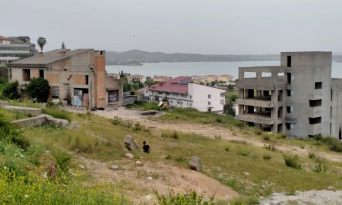 Güçbirliği Vakfı’nın göl kenarındaki metruk binaları!