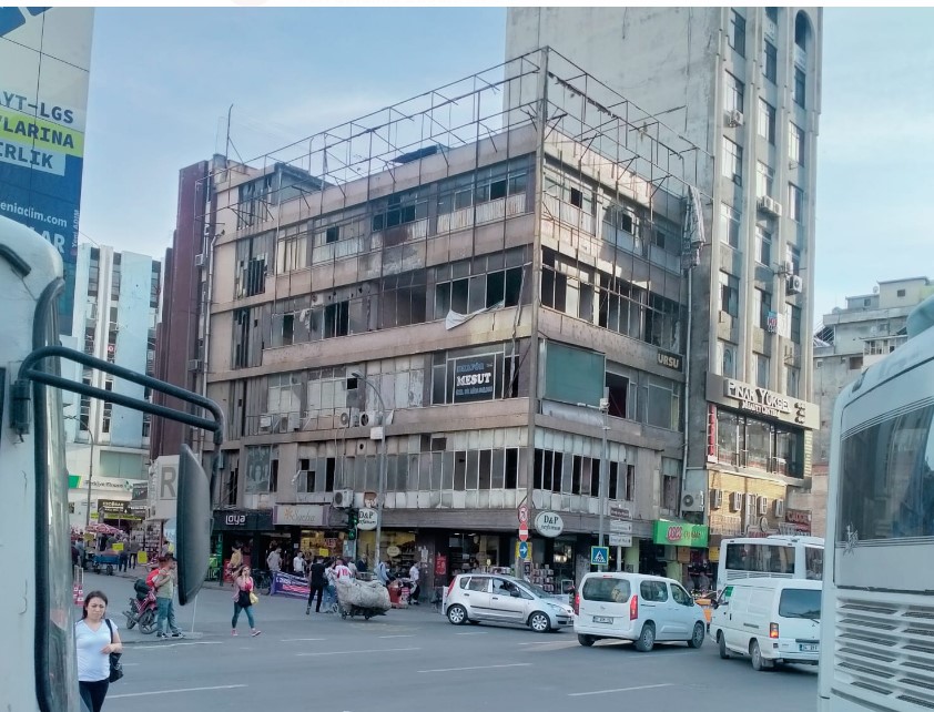 Şehrin estetiğini bozan bina için birşey yapacak var mı?