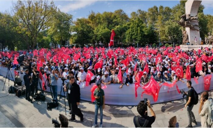 LGBT dayatmasına karşı aileler ayakta!