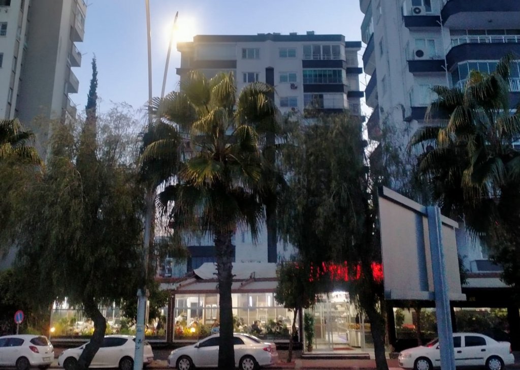 Ağır hasarlı iki bina altında kebap!