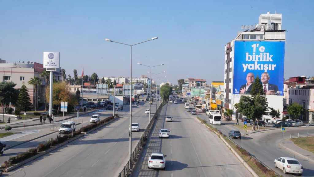 CHP’de afiş krizi! Seyhan Belediyesi’nin karşısına Karalar ve Demirçalı afiş astı; Tekin ve Kozay yok!