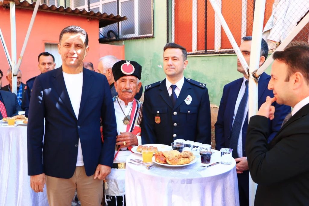MHP’li Kozan Belediye Başkanı Atlı’nın kıyafeti tartışma yarattı!