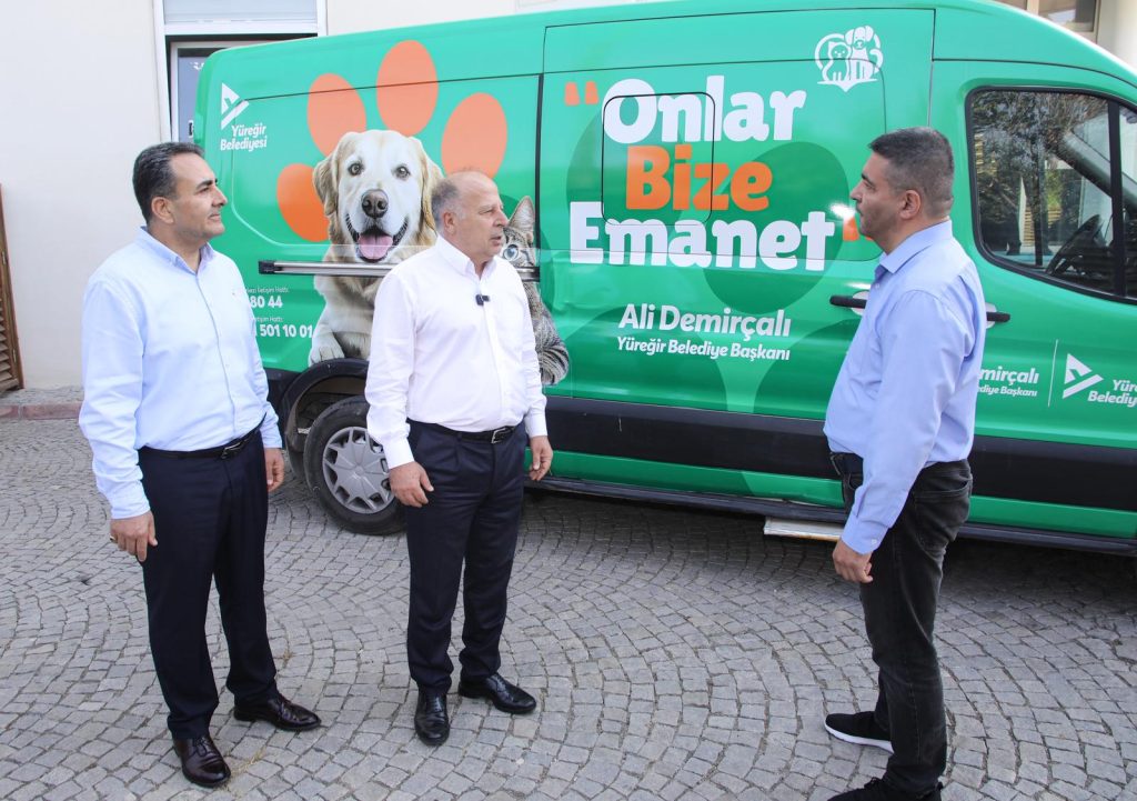 Yüreğir’de can dostlara yeni araç! Başkan Demirçalı: “Hayvanı sevmeyen insanı da sevmez!”