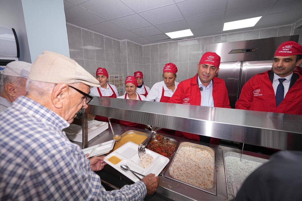 Adana Büyükşehir Belediyesi Kent Lokantası, Güzelyalı Mahallesi’nde açıldı; 65 liraya 3 çeşit yemek