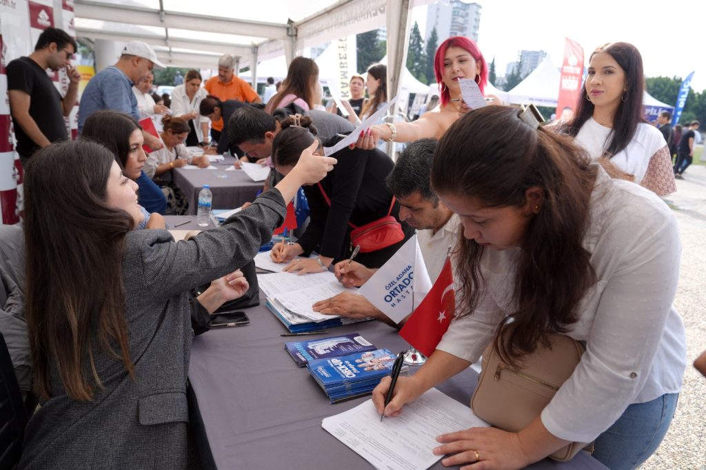 İş arayanlar Kariyer Fuarı’na koştu!