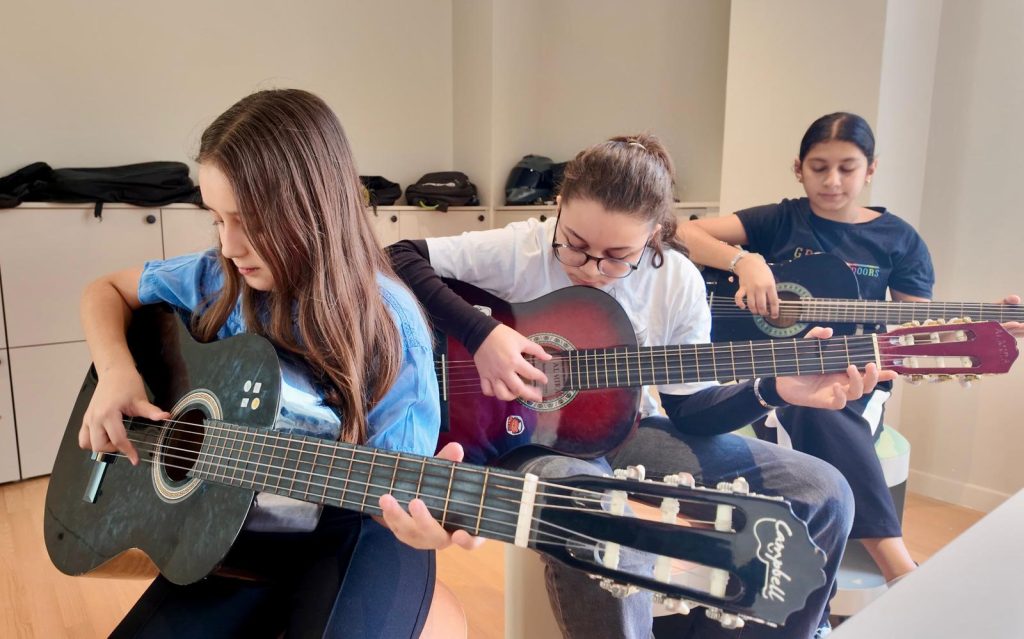 Sarıçam’da saz ve gitar kursu başladı