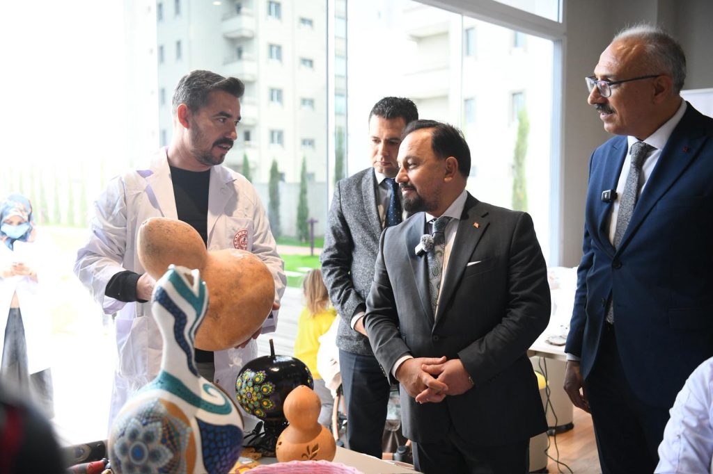 Sarıçam Belediyesi’nin Aile Yılı’nda “atıktan sanata projesine yoğun ilgi