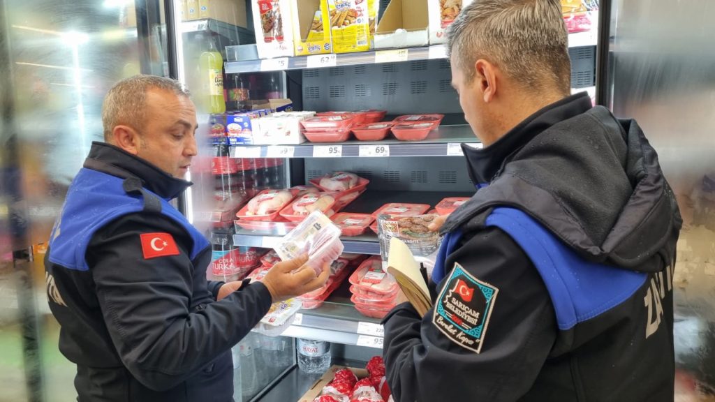 Sarıçam Belediyesi zabıtasından işletmelere sıkı denetim