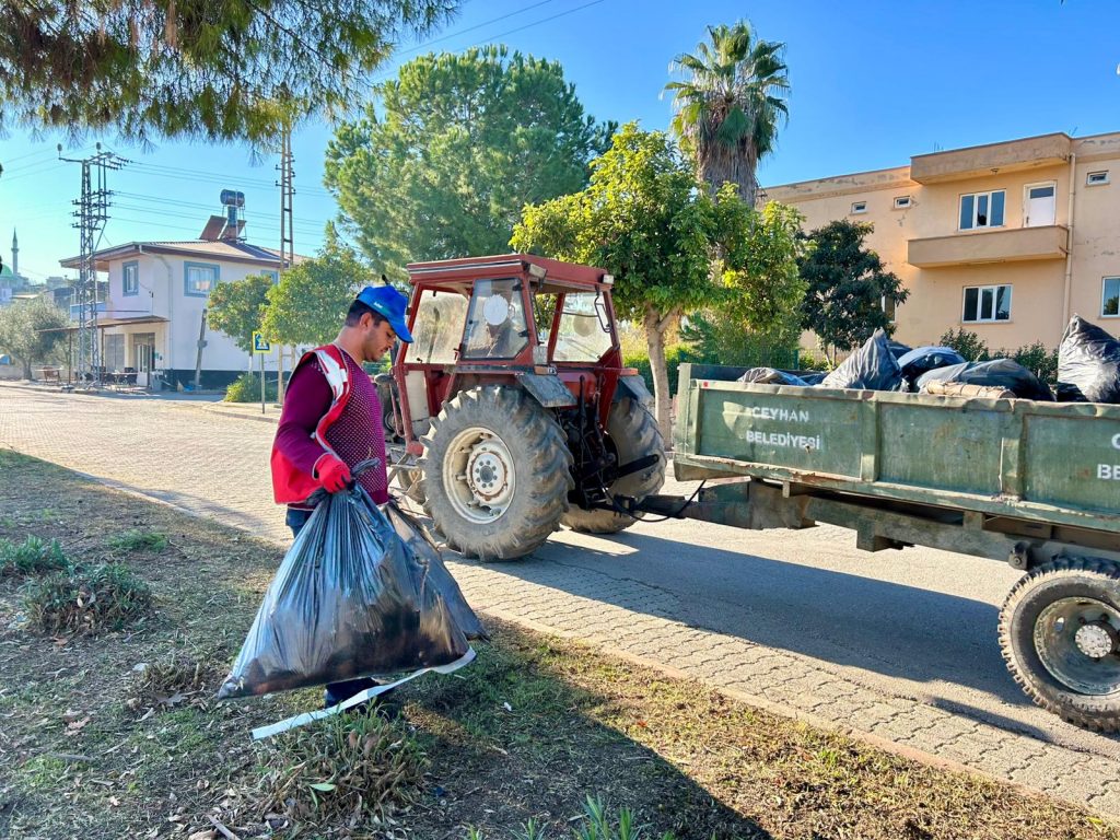 Ceyhan Belediyesi merkez ve kırsalda temizlik seferberliğini sürdürüyor