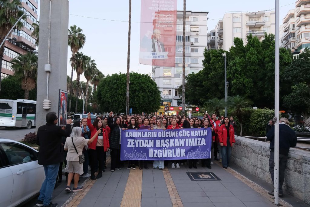 Adana Büyükşehir’in kadın çalışanlarından “Zeydan Karalar’a Özgürlük” mitingi