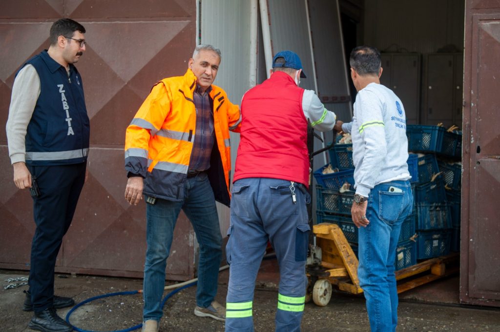 Seyhan zabıtadan depo baskını; Yüzlerce ölü tavuk ele geçirildi