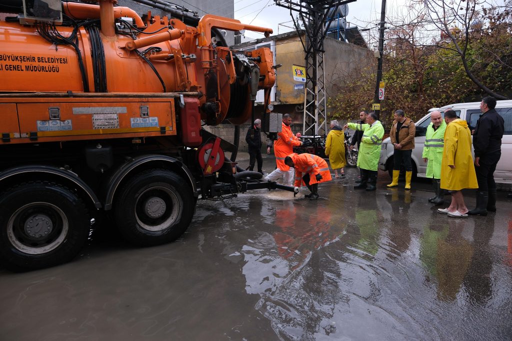 Metrekareye 72 kg yağmurun yarattığı sorunlara Büyükşehir aralıksız müdahale ediyor