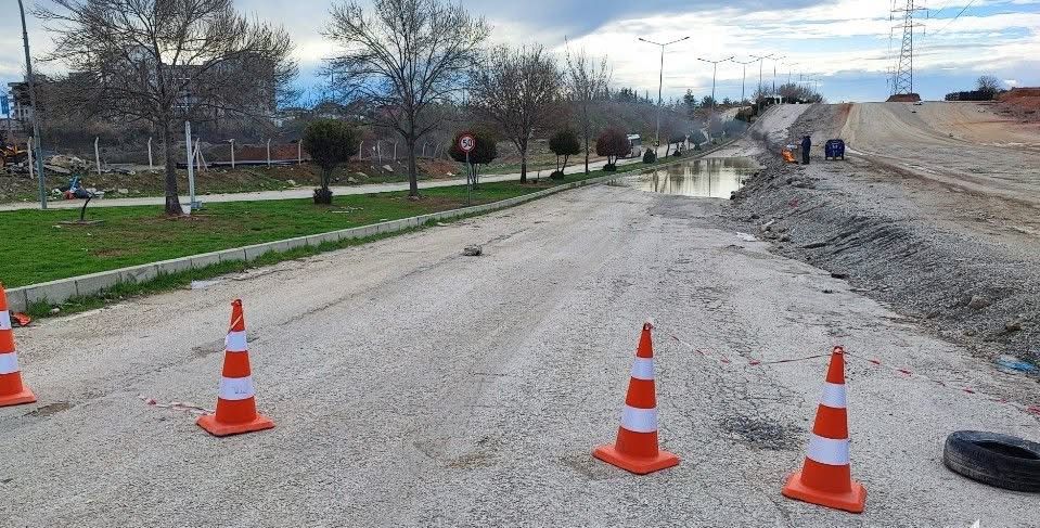 Belediye su tahliyesi yerine yolu kapattı, yapım aşamasındaki yolu açtı
