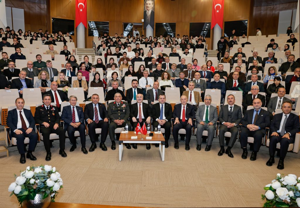 Vali Köşger, tarihi direnişi anlatan panele katıldı