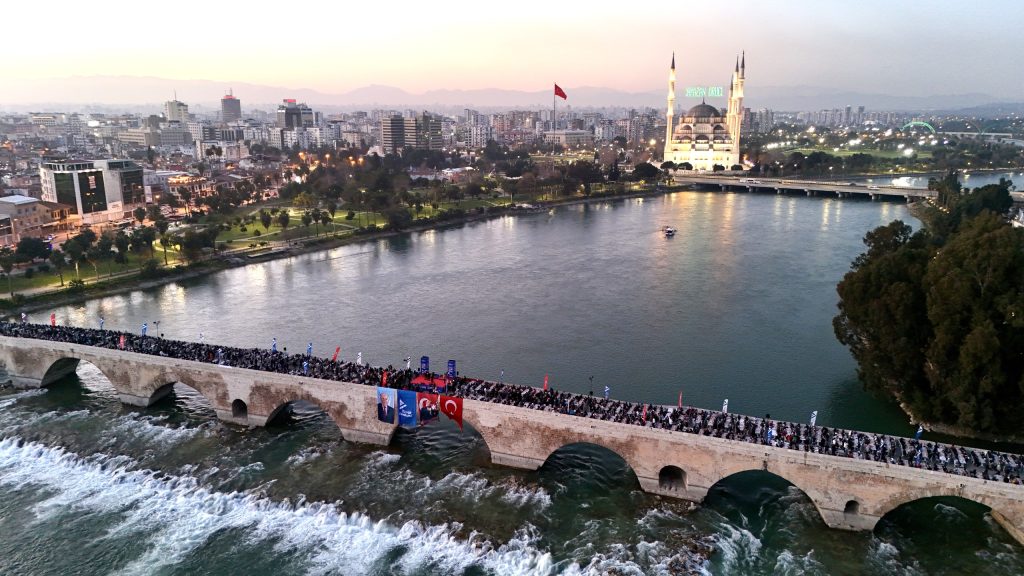 Yüreğir Belediyesi, tarihi Taşköprü’de 5 bin kişilik iftar sofrası kurdu