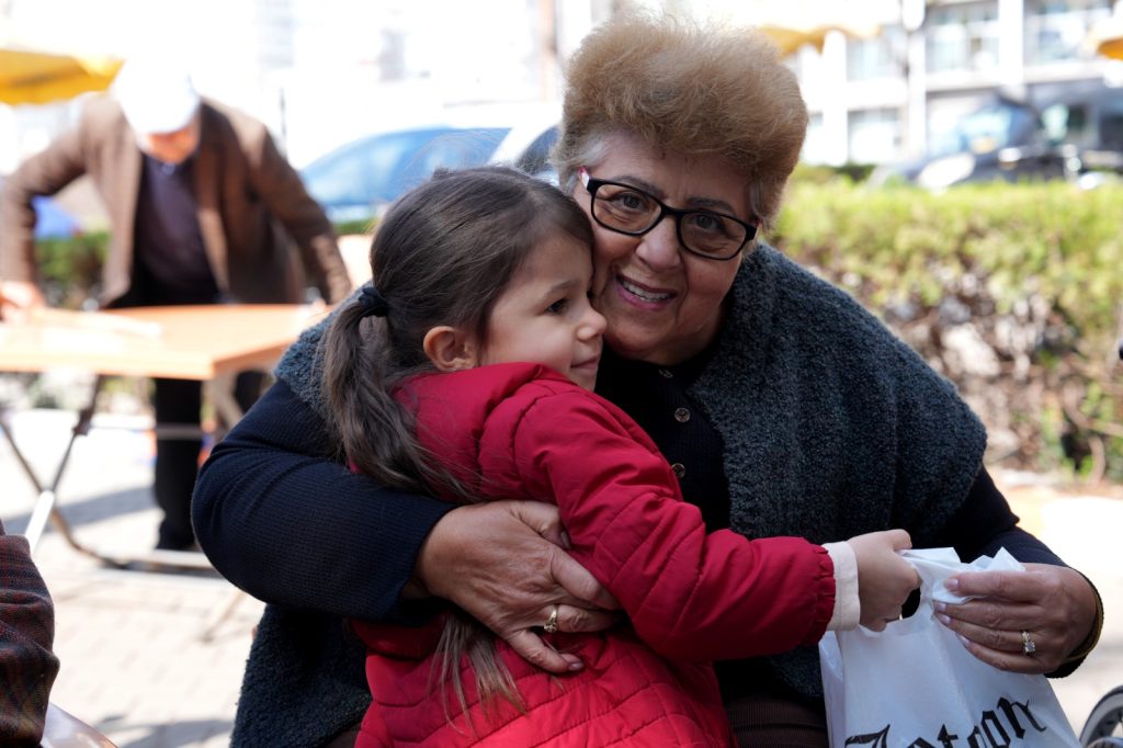 Çukurova’da minikler, yaşlıları unutmadı!