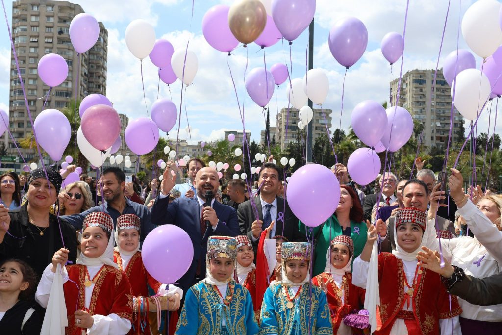 Kanser farkındalığı için “mor balon” uçurdular