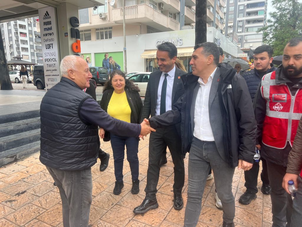 CHP Adana’da sahaya indi!