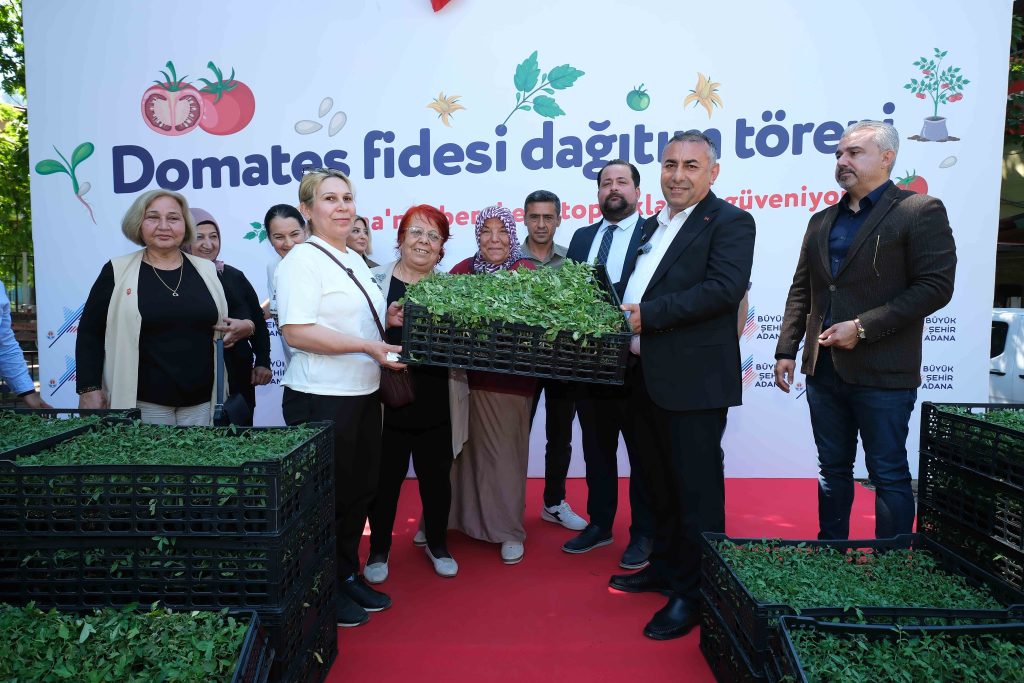 Feke ve Tufanbeyli’de üreticiye 200 bin domates fidesi dağıtıldı