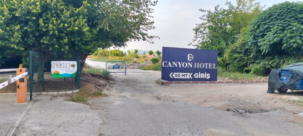 “Canyon Otel’in yolu yol değilmiş”