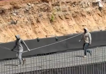 40 derece sıcakta “Vatan Sana Canım Feda” diyerek demir taşıdılar!