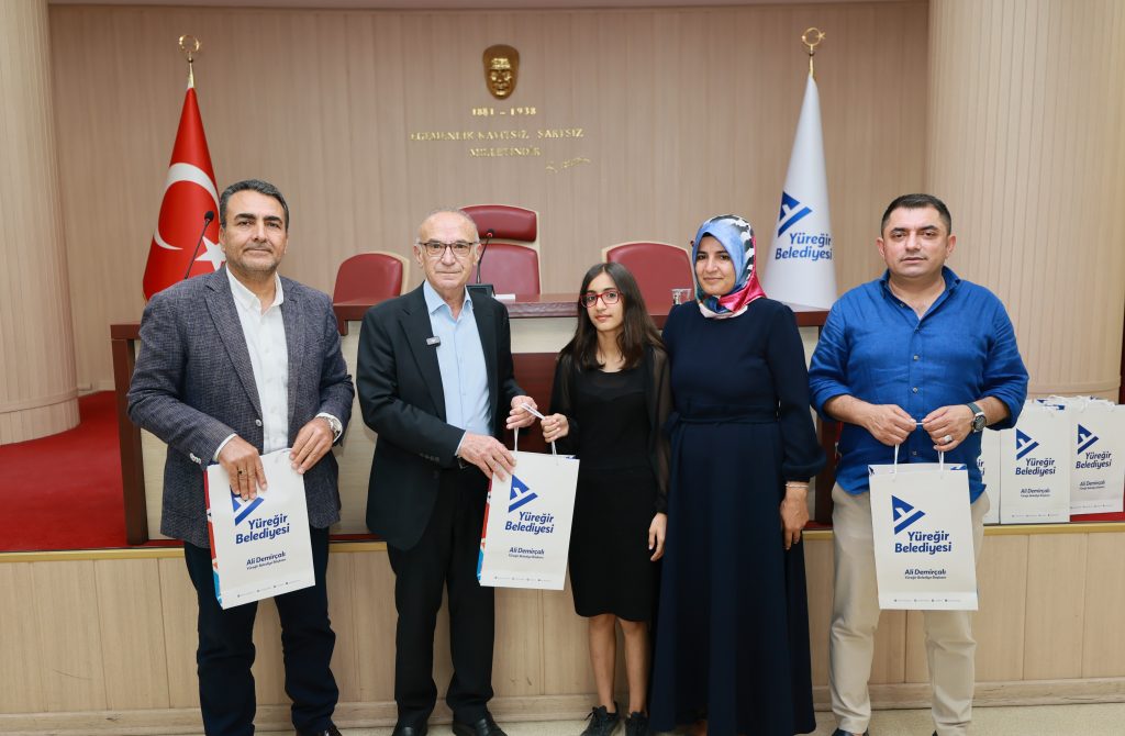 Yüreğir’de başarılı öğrencilere tablet ödülü