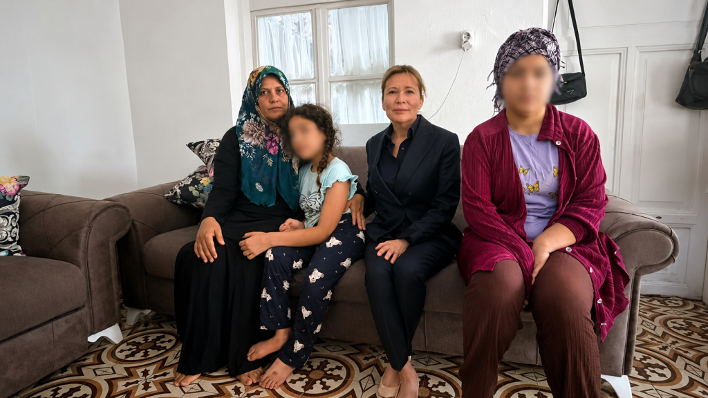 Filiz Kepme’den Seyhan’da “zor günler geçiren” aileye destek ziyareti