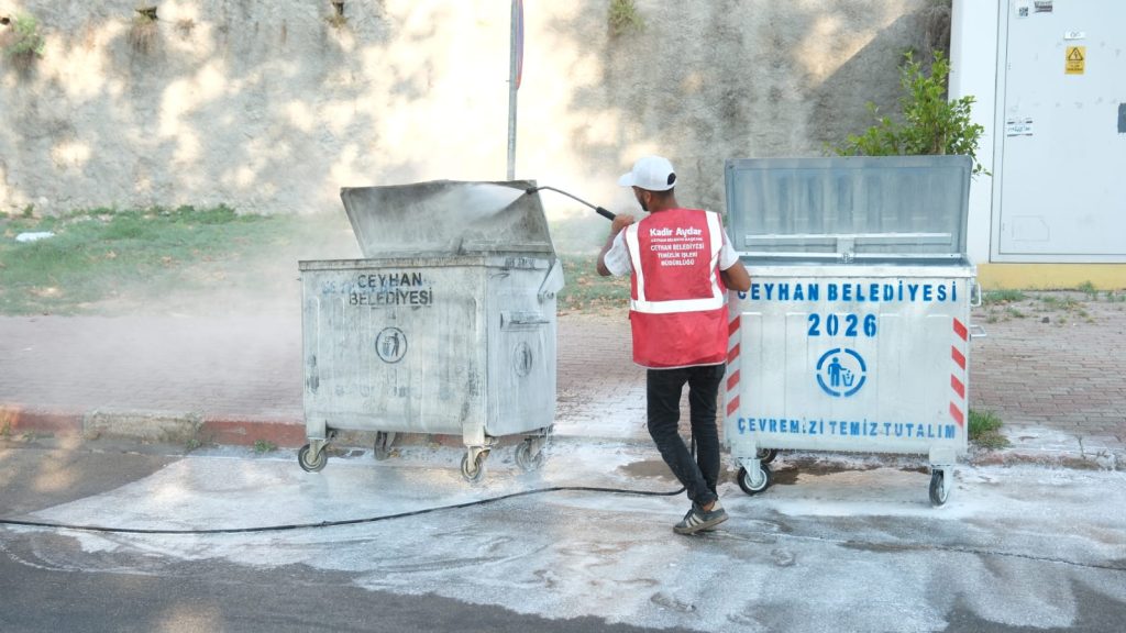 Ceyhan’da çöp konteynerleri kötü kokuya karşı yıkanıyor!