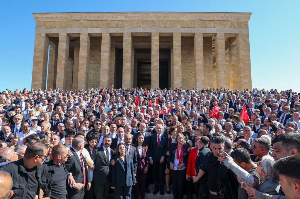 CHP, Adana’dan 32 otobüsle Anıtkabir’de!