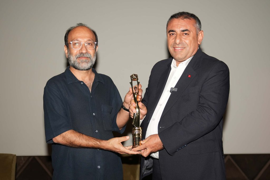 Dünya sinemasının usta ismi Asgar Farhadi’ye Yaşam Boyu Başarı ödülü verildi