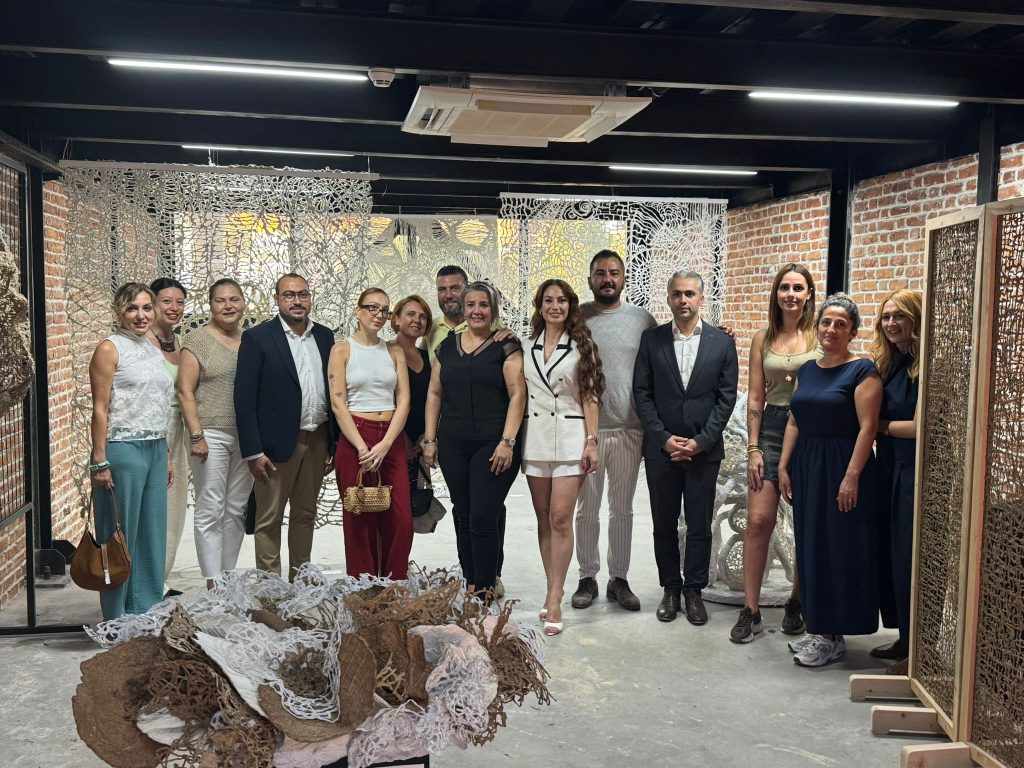 Adana’da atık kağıtlar sanat eserine dönüştü!