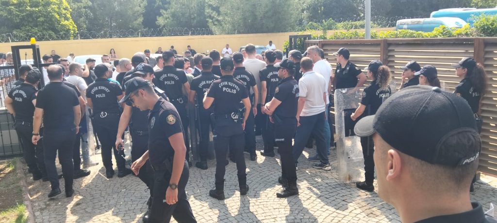 Yüreğir Belediyesi önünde gerginlik; polis çemberi oluşturuldu
