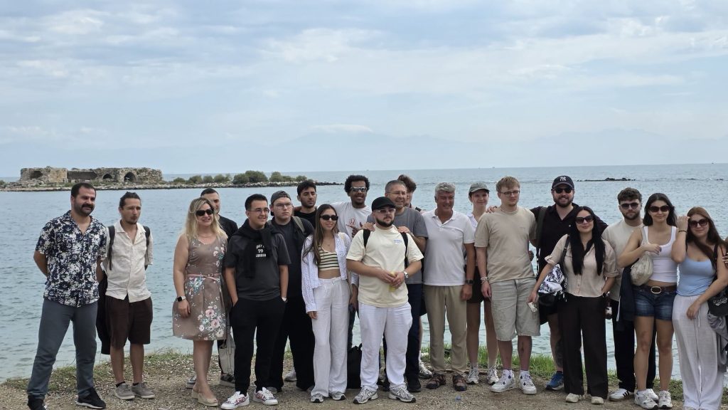 Alman gençler, Yumurtalık’ın tarihi ve doğal güzelliklerini keşfetti